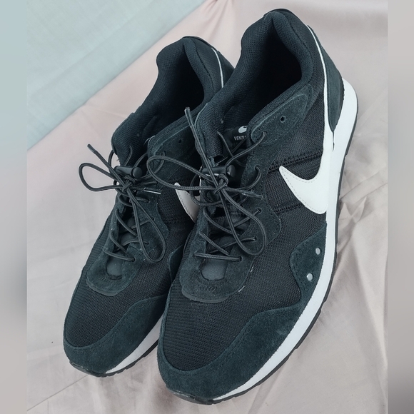 Nike Venture Men\'s Size 12 Runner Running Shoes Black White Suede CK2944-002 main image 5